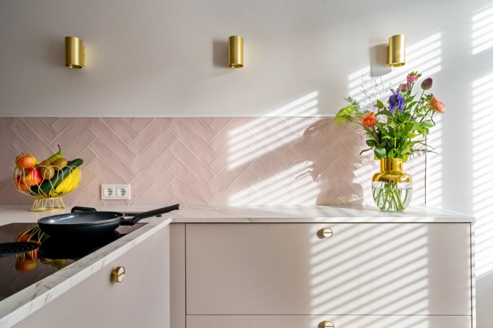 Lichtroze moderne keuken met gouden details